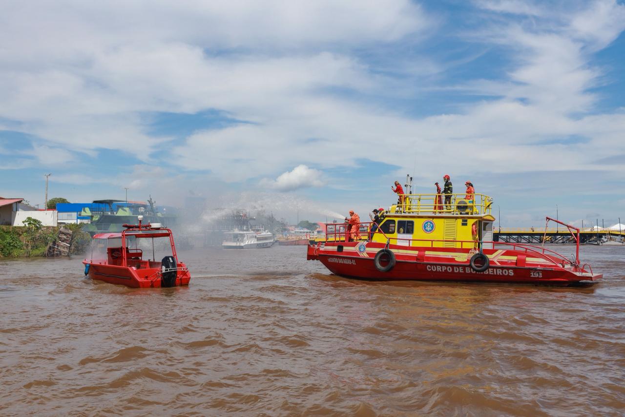 Festival de Parintins 2026: Corpo de Bombeiros realiza simulado de combate a incêndio em embarcação na orla da cidade